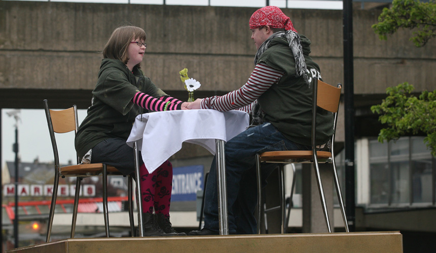 Picture of man and woman having a dinner date on Immovable block